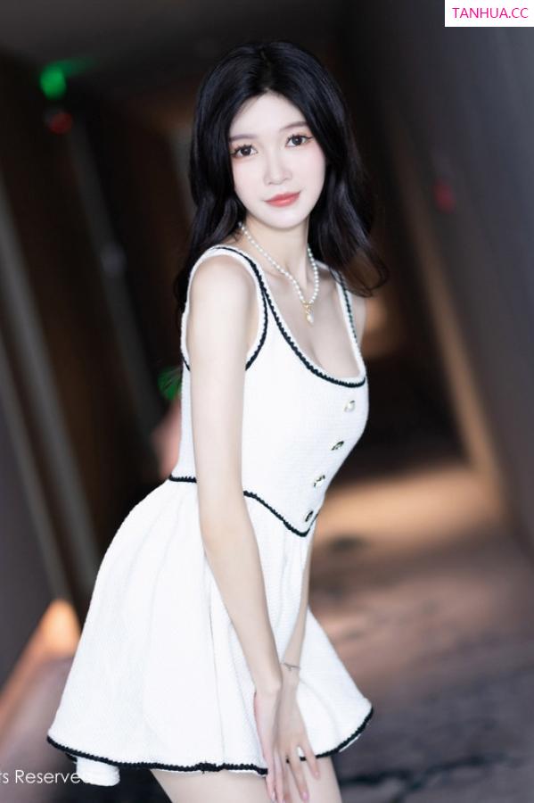 程程程  [XiuRen]高清写真图 2024.07.15 No.8861 程程程- 丝袜美腿第4张图片
